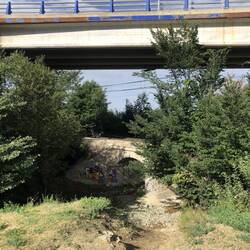 Durch den Fluss, unter der eisenbahn und der straße zur selben zeit