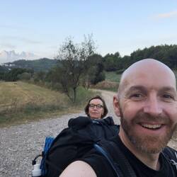Meine mutter reist in meinem Rucksack mit