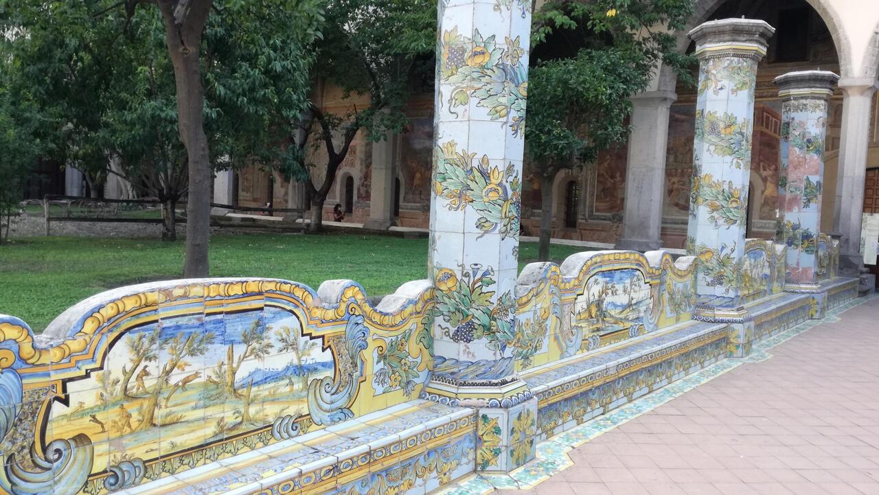 Bezaubernd: Der Majolika-Kreuzgang des Monastero di Santa Chiara
