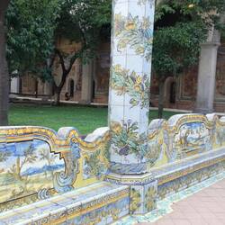 Bezaubernd: Der Majolika-Kreuzgang des Monastero di Santa Chiara