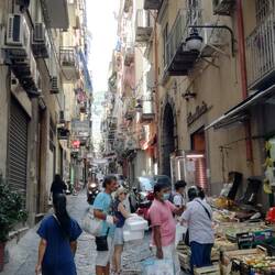 Belebt: Die Seitengassen der Via Toledo