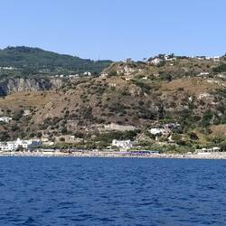 Voller Strand in der Bucht