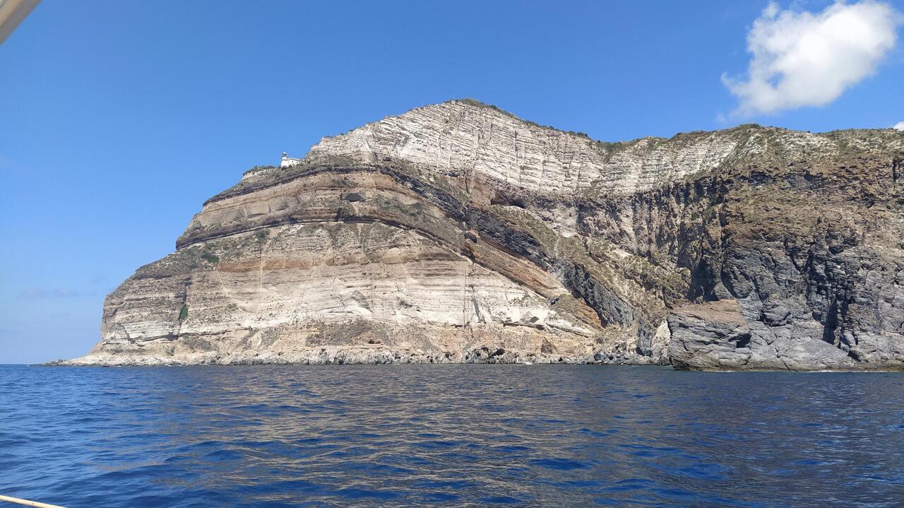 Spannende Felsformationen am SW-Eck der Insel