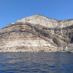 Spannende Felsformationen am SW-Eck der Insel