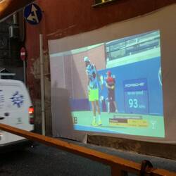 Großleinwand auf der anderen Straßenseite
