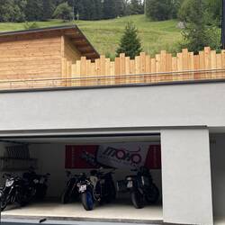 Unten Garage (es gibt noch zwei andere), oben Zirben-Sauna