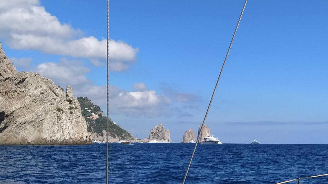 Große Yachten vor Capris Südküste