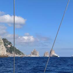 Große Yachten vor Capris Südküste