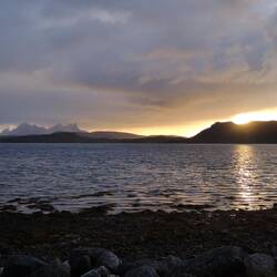 Hier übernachten wir heute! Berge links hinten sind von den Lofoten 😊