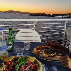 Pizza im Sonnenuntergang mit Blick auf Ischia und Neapel