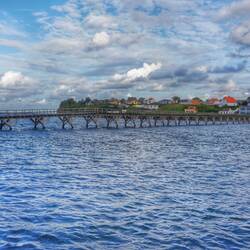 Steg zum Hafen in Arnager