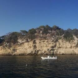 Isola Pennata mit seinen zahlreichen Höhlen