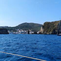 Ponza Stadt mit dem "Zeigefinger"