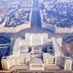 Face au parlement, Ceaucescu a créé une avenue similaire aux Champs Elysées...mais 2 mètres plus large. Les bâ
