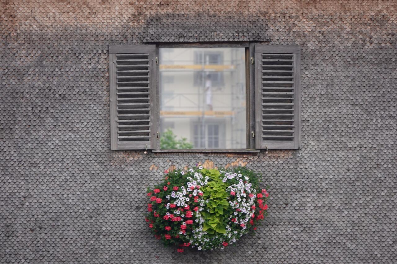 ein Blick durchs Fenster der Brücke