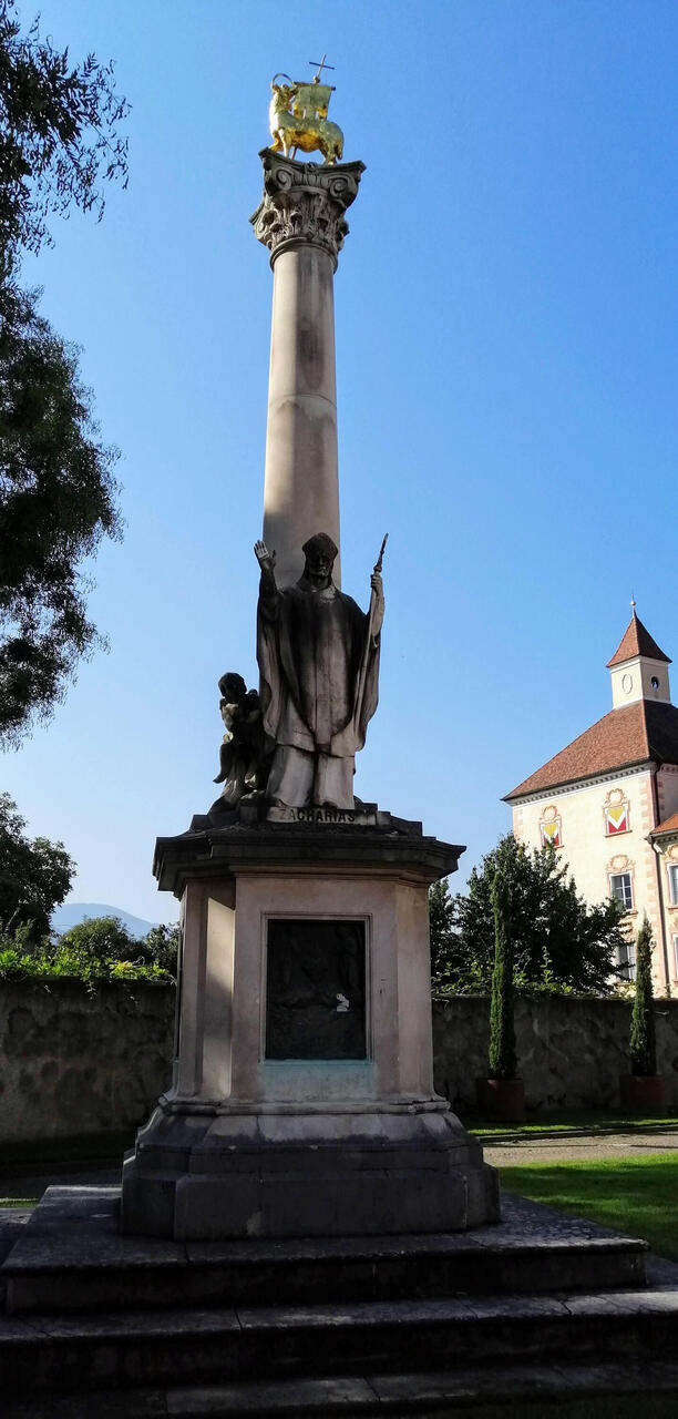 Die Jahrtausendsäule von 1909 zum 1000. Geburtstag von Brixen mit dem Lamm als Wappentier der Stadt