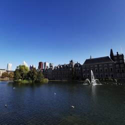Binnenhof mit Skyline im Hintergrund