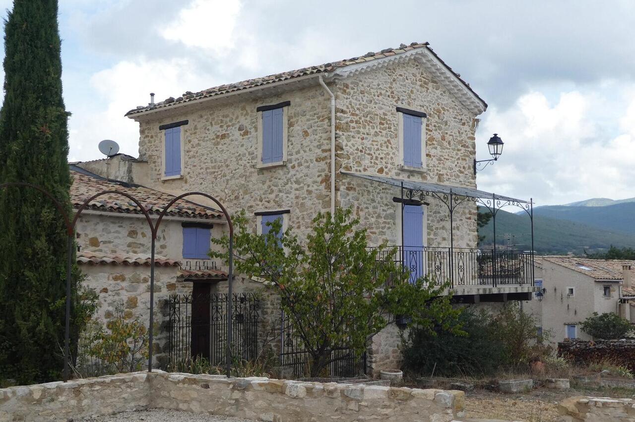 Typisk provence-hus med lavendelfarvede skodder