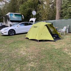 Unsere Nachbarn Tesla und Zelt😄