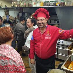 Der Chef zeigt seine Speisen