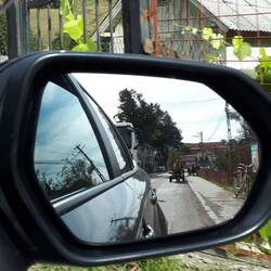 Regardez dans le rétro: 2 carrioles et un gros camion qui double