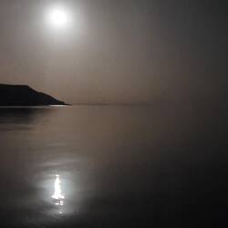 Ablegen im Mondschein bei spiegelglatter See