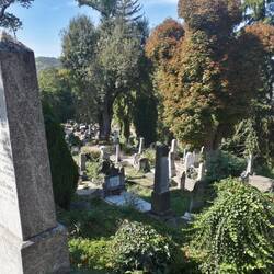 Les cimetières sont souvent sur les collines avec une belle vue, c'est chouette