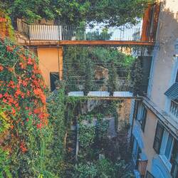 Passerelles pour accéder à la rue