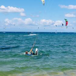 Erste Kitefoil-Versuche in Porto Pollo