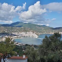 La baie du port de Skopelos