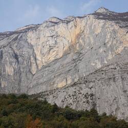 Oben die Base Jumper und unten klettern