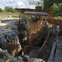 Von da aus geht es mit dem Seil in die Grotte.