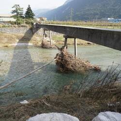 Die Sarca hatte wohl extrem Hochwasser - nach dem angeschwemmten Treibholz etc zu urteilen
