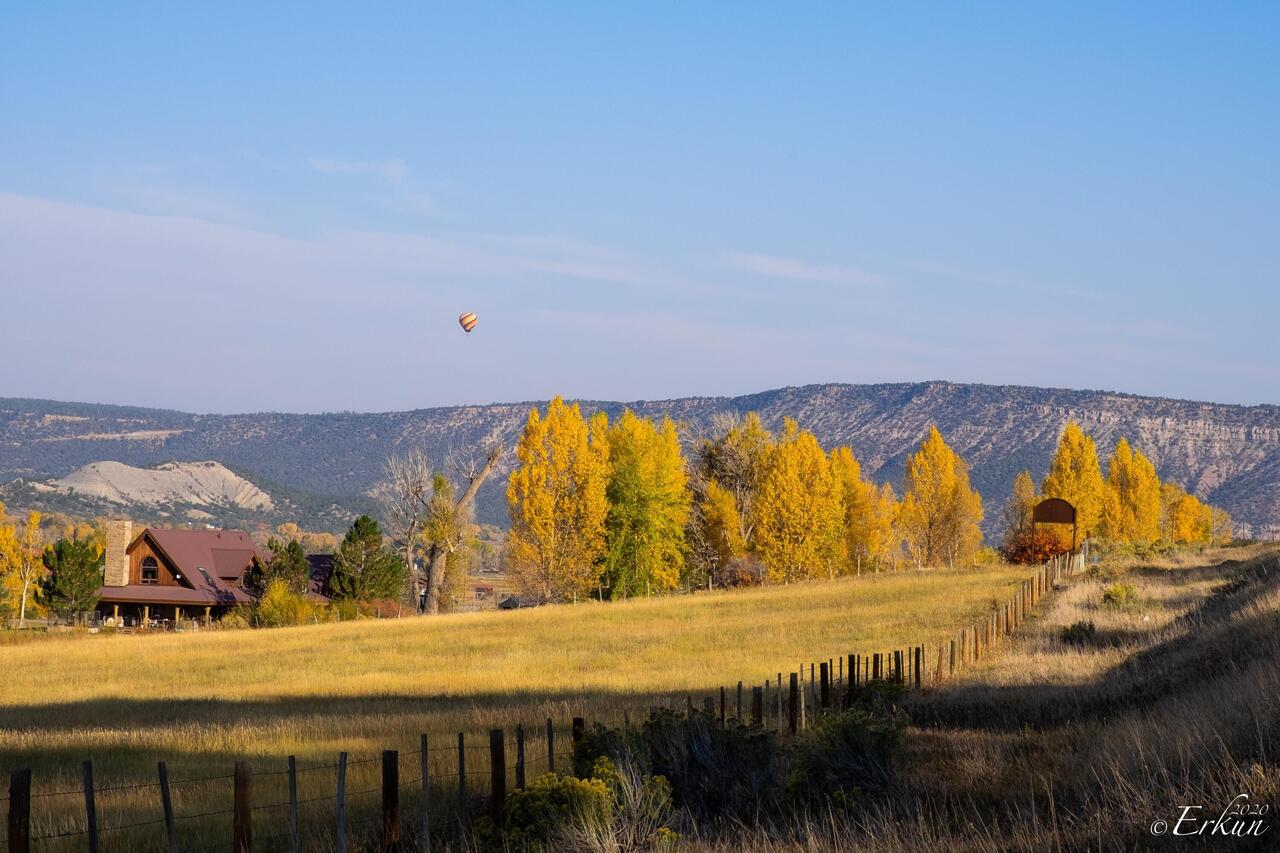 Beautiful fall day for hot air ballooning — Ridgway, CO.