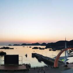 Cat Ba Harbor - Blick von der POD Hostel Dachterrasse :)