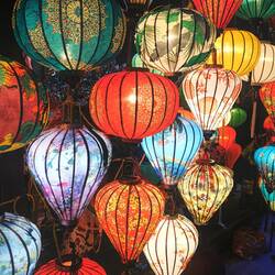 Hoi An ist bekannt für seine Lampions - sie hängen überall