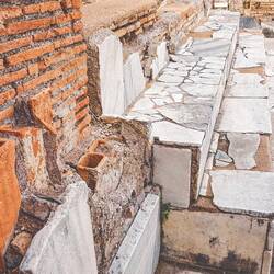 Canalisations dans les murs des thermes