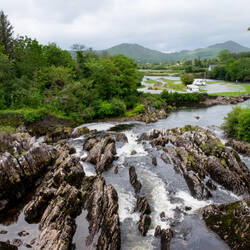 The River Sneem Estuary from the stone bridge — Sneem, Ireland.