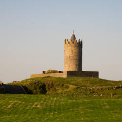 We come across Doonagore Castle in Ballycullaun on our way back from the Cliffs of Moher — Ireland.