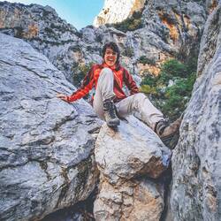 Gola di Gorropu, Pauline tentant difficilement de descendre telle une gazelle !