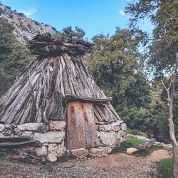 Une petite cabane de berger au milieu des montagnes, remise à neuf