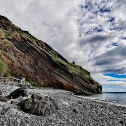 A huge steep wall, dominates the dive site "Garajau"!