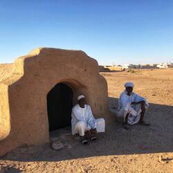 Wärter vor dem Eingang zur Grabstätte