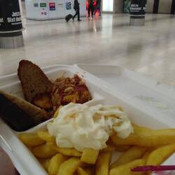 Hababero-Currywurst-Pommes with sour dough bread