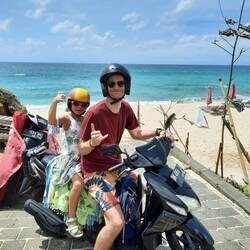 Pas peu fière derrière Tonton Nico