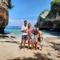 Sur la plage où Kelly Slater vient surfer