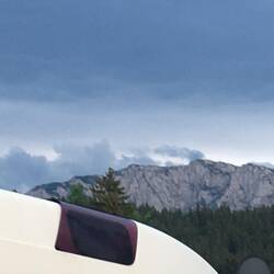 Im Hintergrund die Benediktenwand.