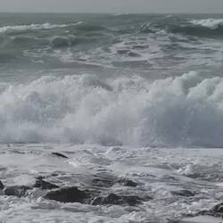 Das sonst so ruhige und blaue Mittelmeer