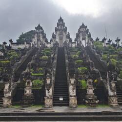 Escaliers avec dragons (nagas) de Pura Lempuyang