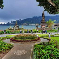 Temple du lac: hindouiste et bouddhiste